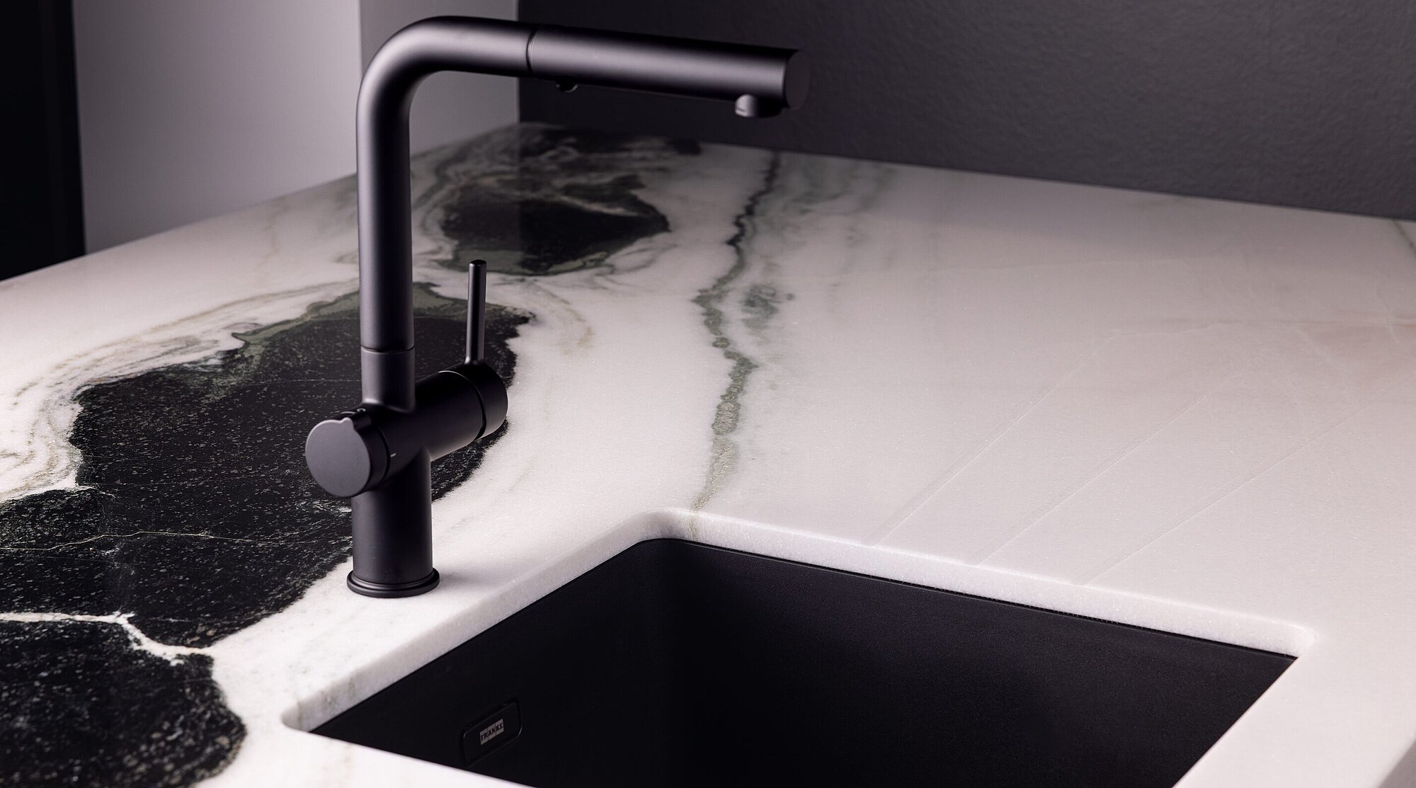 Untergebaute Spüle mit Marmor Arbeitsplatte