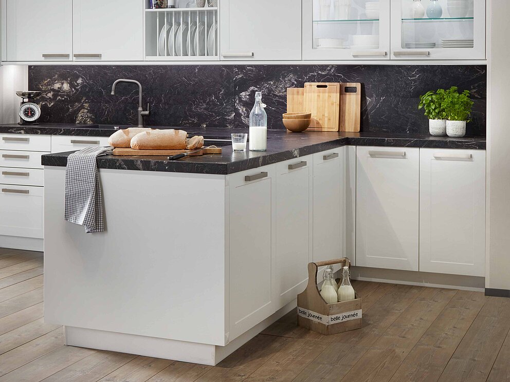Landhausküche mit Naturstein Arbeitsplatte und Wandverkleidung
