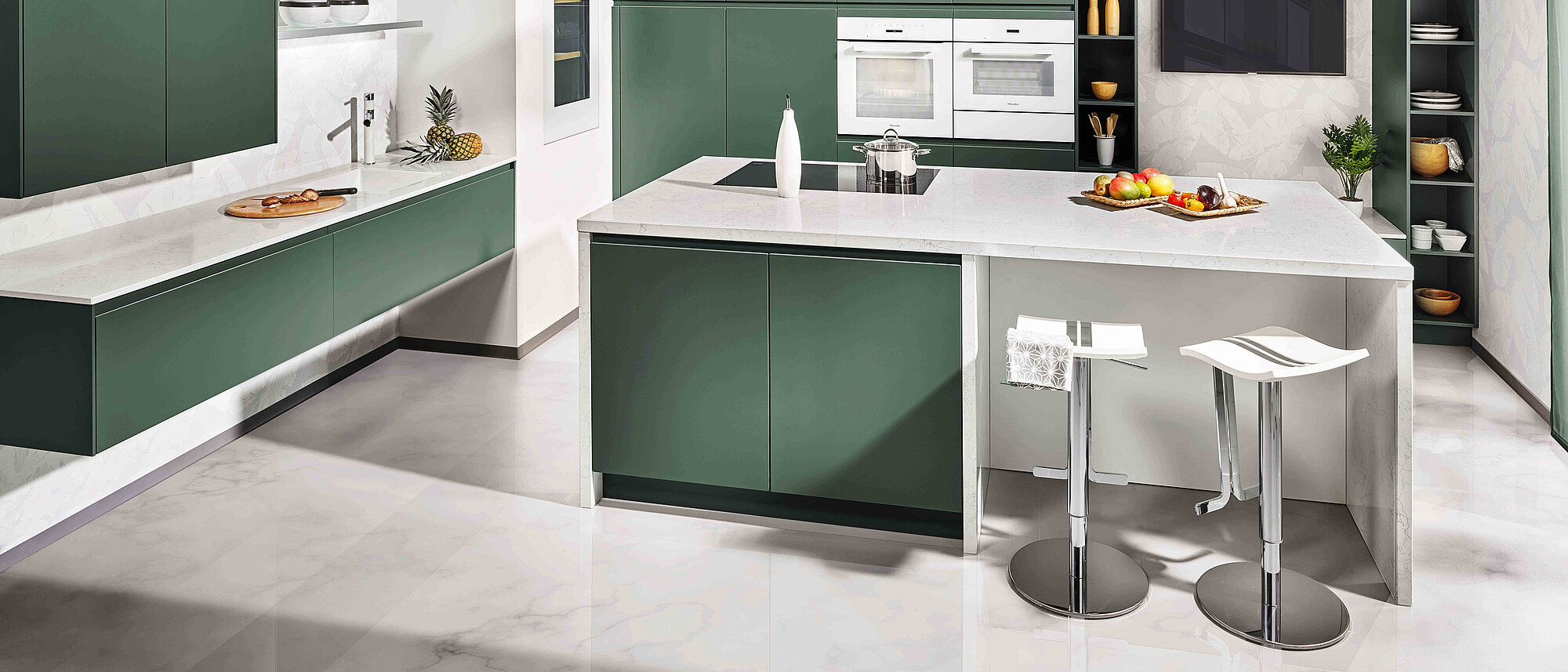 Moderne Küche mit Arbeitsplatte aus Quarz